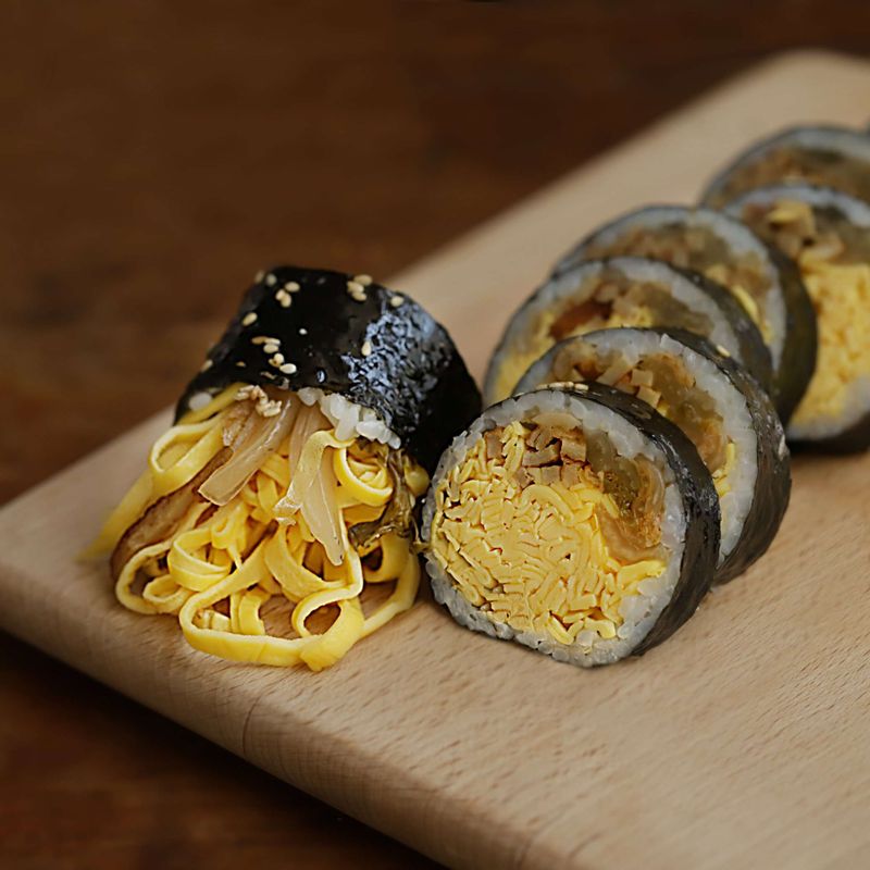 김밥을 먹기 좋은 크기로 잘라 맛있게 즐겨주세요.