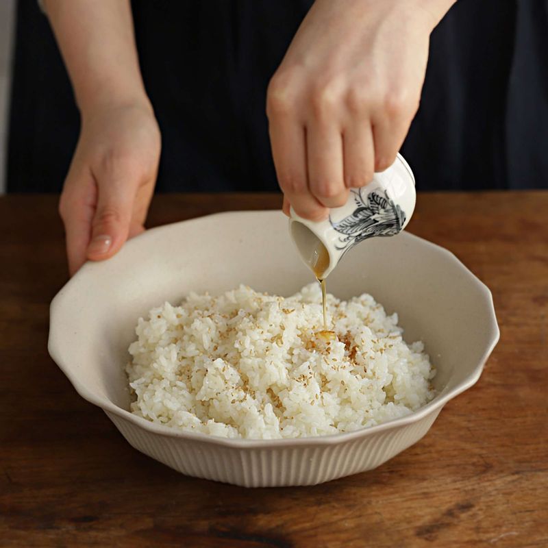 볼에 밥과 밥 양념 재료를 넣어 골고루 섞어주세요.