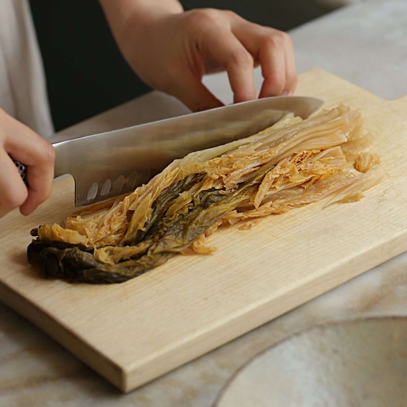 묵은지는 흐르는 물에 깨끗이 씻어 물기를 제거해주세요. 길이로 4등분해주세요.