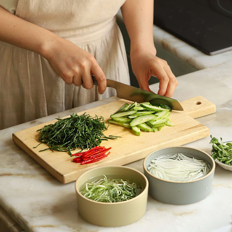 깻잎과 양파, 대파는 곱게 채를 썰어주세요.(양파와 대파 채는 찬물에 담갔다가 물기를 빼주세요.) 무순은 밑부분을 자르고 물에 깨끗이 씻어 준비하고 홍고추는 반갈라 씨를 털어낸 후 어슷하게 채를 썰고 오이는 반 갈라 어슷하게 썰어주세요.