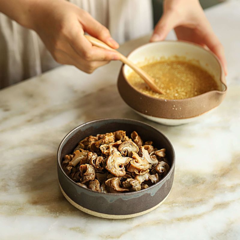 골뱅이는 먹기 좋은 크기로 잘라주세요. 볼에 겨자소스재료를 넣고 섞어 소스를 준비해주세요.