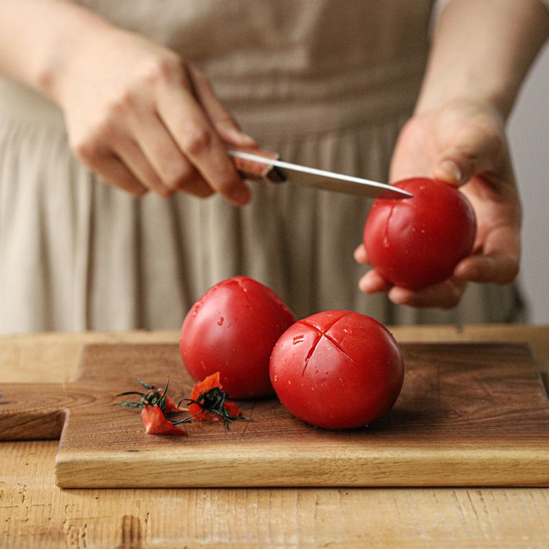 토마토는 칼집을 넣어 살짝 데친 후 껍질을 벗겨 곱게 갈아주세요.