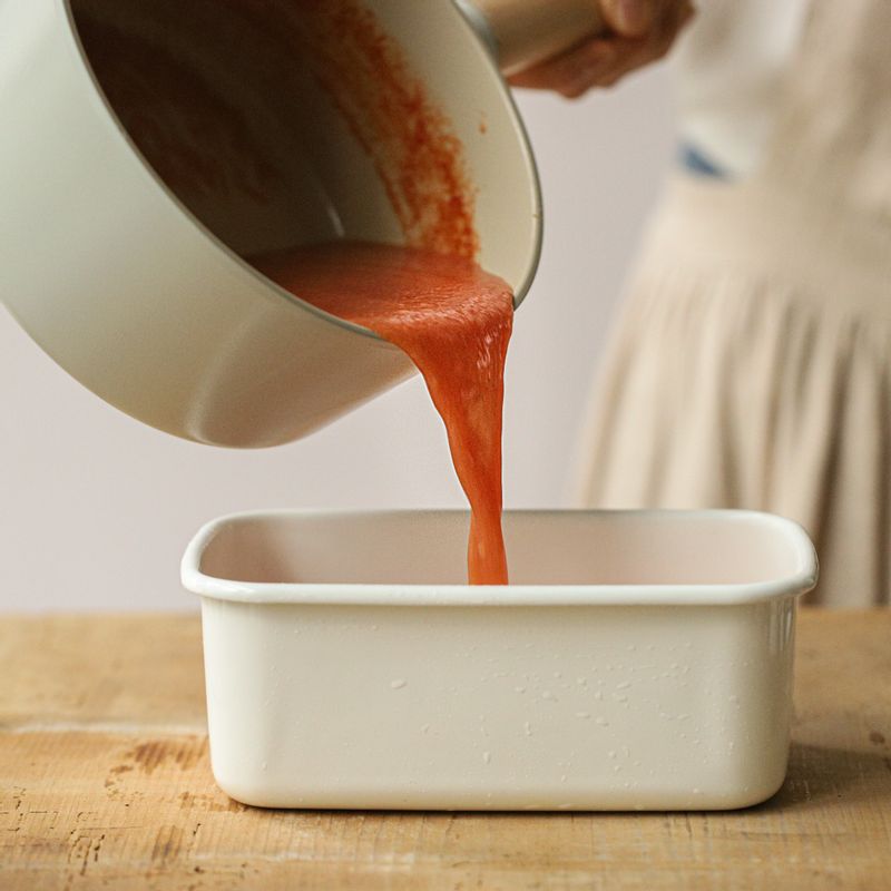 한 김 식힌 토마토 퓌레는 냉동실에 2~3시간 넣어 살얼음으로 만들어주세요.