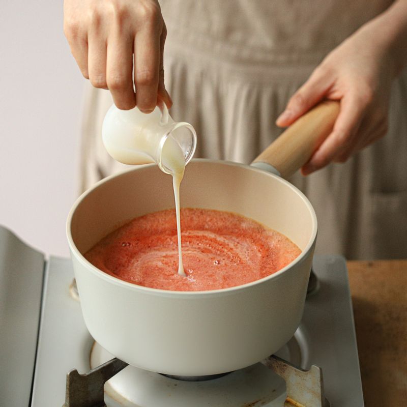 냄비에 토마토 퓌레 재료와 함께 넣어 10분 정도 중약불에서 끓여주세요.