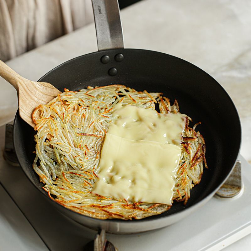 노릇하게 익힌 감자에 모짜렐라치즈 2장을 올리고 반을 접어 구워주세요.