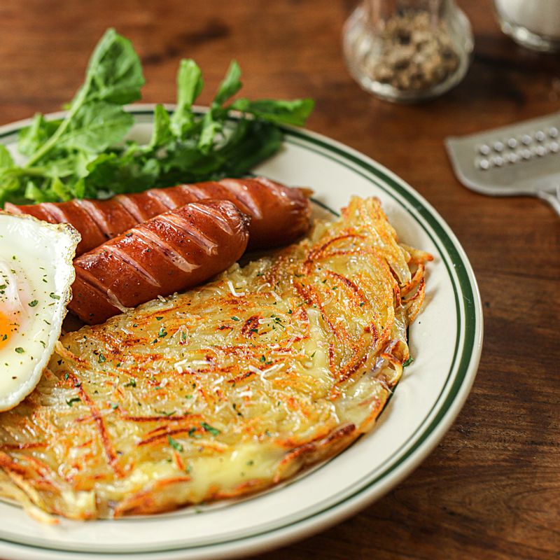 바삭하게 구운 뢰스티를 먹기 좋은 크기로 자르고 그라나파다노치즈(또는 파르메산치즈)를 갈아 뿌린 후 약간의 꿀을 뿌려주세요.