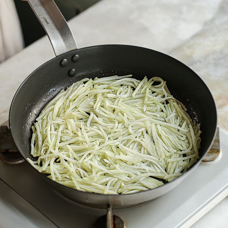 달군 팬에 버터 1큰술을 넣고 채썬 감자를 동그랗게 펼친 후 중약불에서 5분 정도 익히고, 밑면이 익으면 뒤집어서 4분 정도 앞 뒤를 노릇하게 익혀주세요.