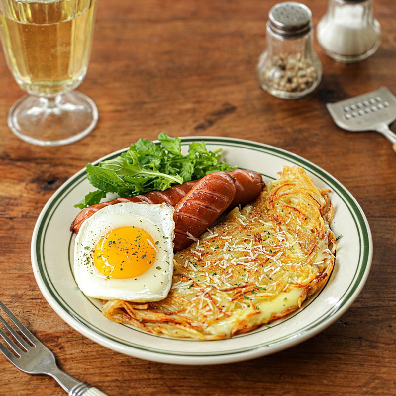 접시에 뢰스티를 담고 기호에 따라 구운 소시지 또는 구운 베이컨, 달걀프라이, 양배추절임, 당근라페, 새싹야채 등을 곁들여주세요.