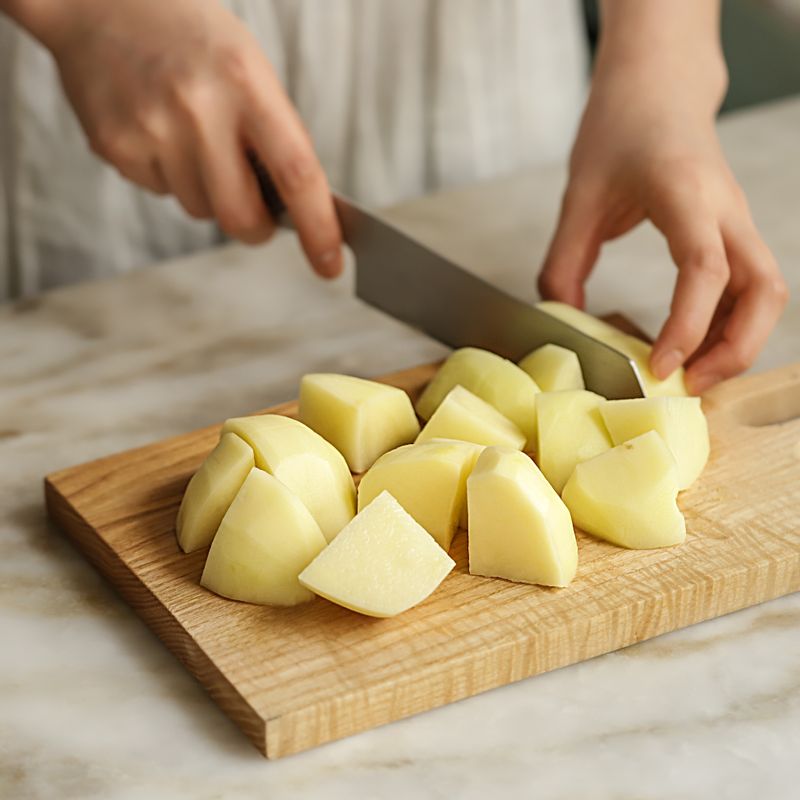 감자 껍질을 벗긴 후 8등분으로 잘라 냄비에 물이 잠길 정도로 넣어 20분 정도 푹 삶아주세요.