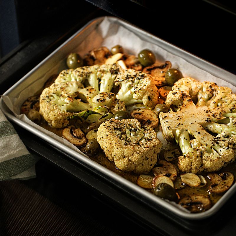 180도로 예열한 오븐에 넣어 20~25분 정도 구워주세요. 
(콜리플라워 크기에 따라 굽는 시간을 조절해주세요.)