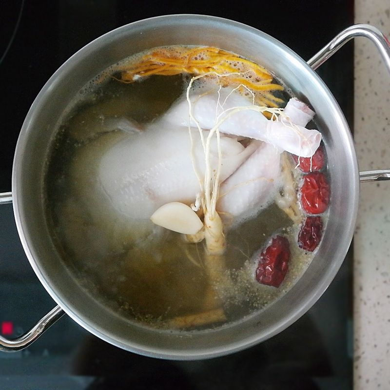 냄비에 닭이 잠길 만큼 물을 넣고 끓어오르면 낙지와 소금, 후추를 제외한 모든 재료를 넣고 강불에서 50분간 끓여주세요.