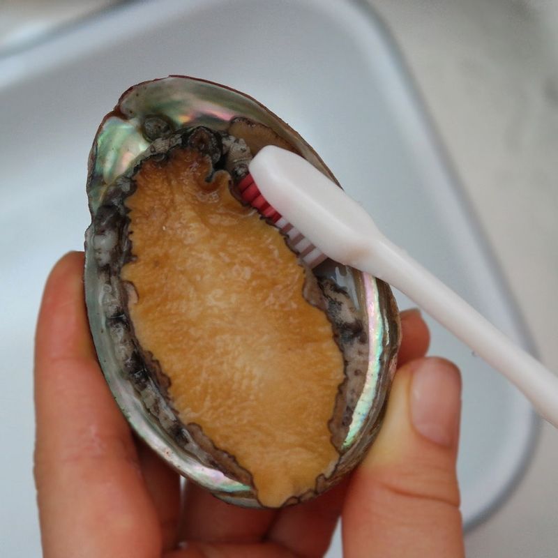 불린 찹쌀과 녹두, 통마늘 2알을 닭의 속에 채워 넣고 다리를 꼬아서 실로 묶어주세요. 낙지는 밀가루를 뿌리고 문질러서 흐르는 물에 씻어주세요. 빨판의 뻘이 잘 제거되었다면 내장을 제거하고 먹기 좋은 크기로 잘라주세요.
전복은 솔로 문질러 깨끗하게 씻고 전복의 이빨을 제거해주세요.