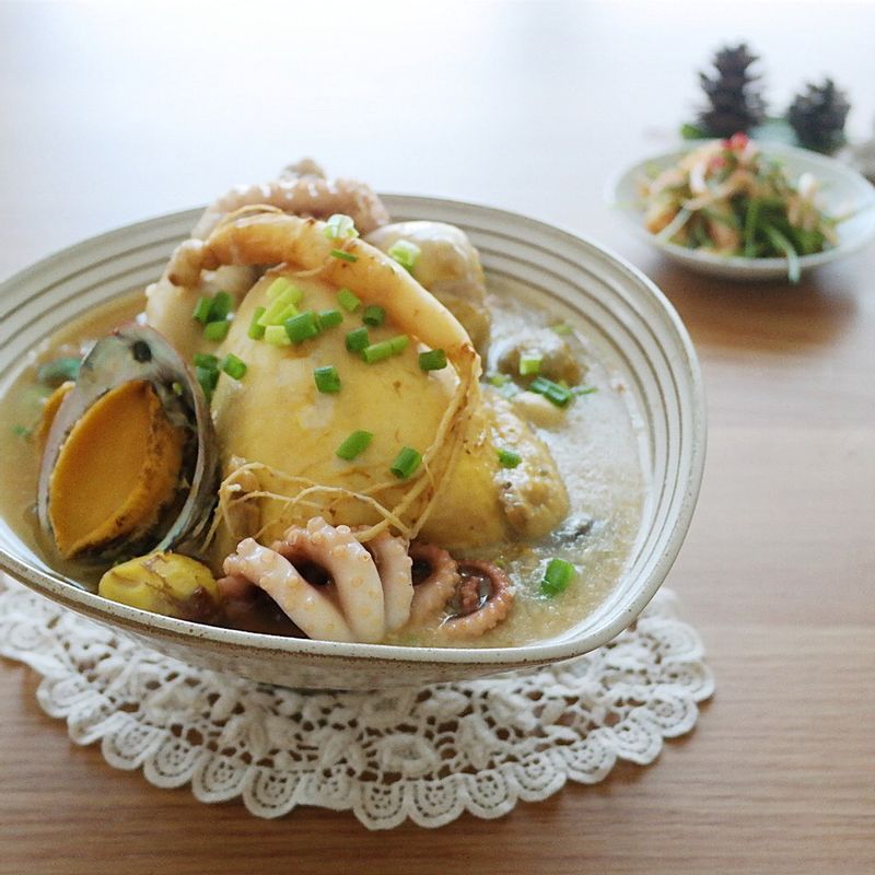 닭이 익으면 낙지를 마지막에 넣고 낙지가 질겨지지 않게 10분간 끓이세요. 입맛에 따라 소금, 후추로 간을 해주세요.