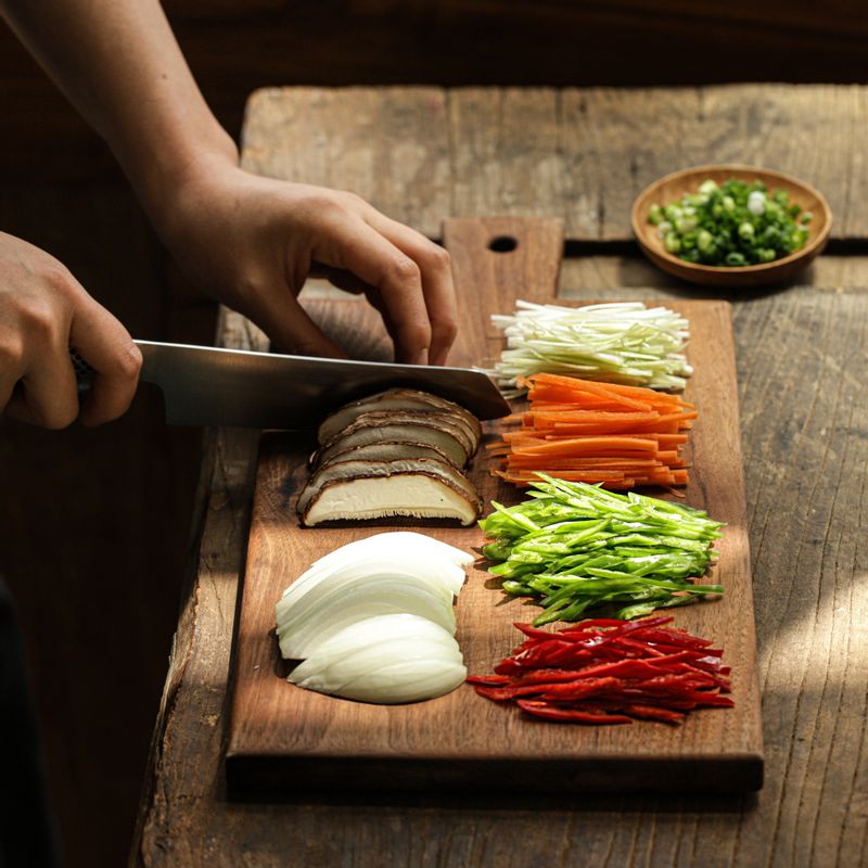 청고추와 당근, 홍고추, 양파, 표고버섯, 대파는 채를 썰고, 실파는 송송 썰어주세요. 볼에 전분물 재료를 넣고 섞어주세요.