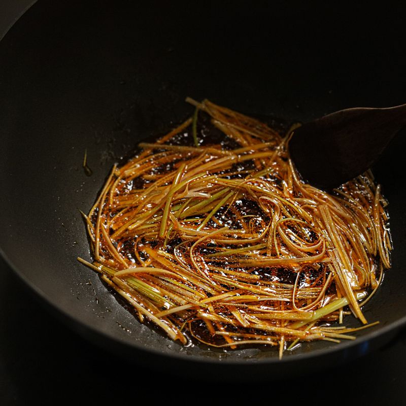 달군 팬에 식용유와 고추기름을 두르고 대파를 넣어 볶다가 향이 올라오면 돼지고기를 넣어 볶아주세요.