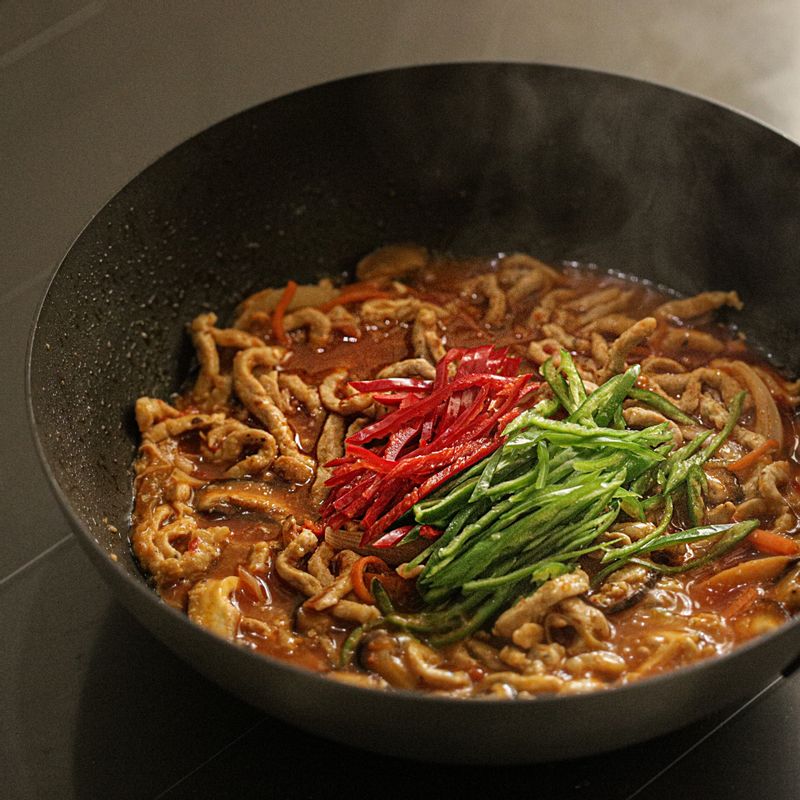 마지막에 청고추와 홍고추, 전분물을 넣고 섞어준 후 참기름을 넣고 불을 꺼주세요.(기호에 따라 소금을 가감해서 간을 맞춰주세요.)