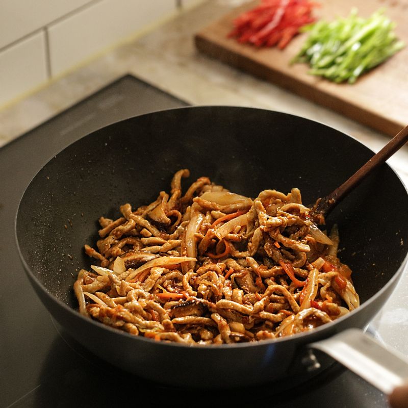 돼지고기가 반쯤 익으면 양파와 당근, 표고버섯, 어향 소스를 넣어 볶다가 치킨육수를 넣고 3분 정도 끓여주세요.