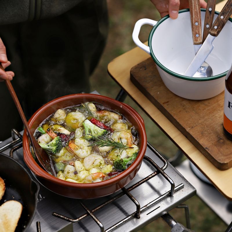 불을 끈 후 바질페스토를 넣어 완성해주세요. 바게트를 곁들여 맛있게 즐겨주세요.