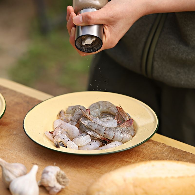 새우는 머리를 제외하고 꼬리 한마디만 남기고 껍질을 벗긴 후 내장을 제거해주세요. 새우에 약간의 소금, 후춧가루를 뿌려 밑간을 해주세요.