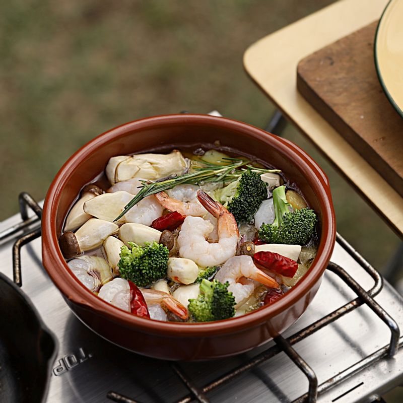 새우와 새송이버섯, 브로콜리, 로즈마리, 페퍼론치노를 넣고 3~4분 정도 더 끓여주세요.