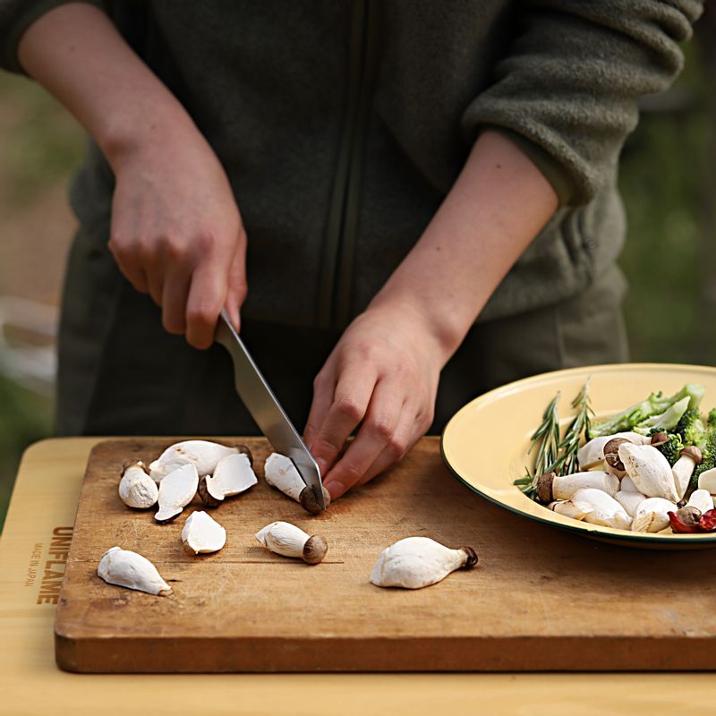 마늘은 편으로 썰고 미니 새송이 버섯은 반으로 잘라주세요. 브로콜리는 적당한 크기로 잘라주세요.