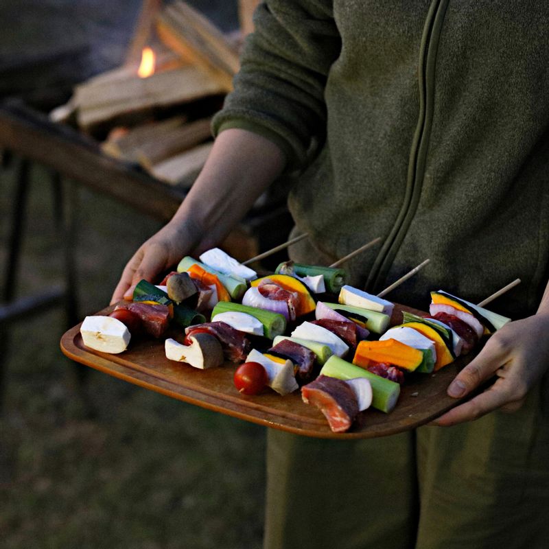 꼬치에 새송이버섯 - 대파 - 단호박 - 채끝살 - 새송이버섯 - 적양파-채끝살-대파-채끝살-새송이 버섯-채끝살-방울토마토 순서로 끼워주세요.