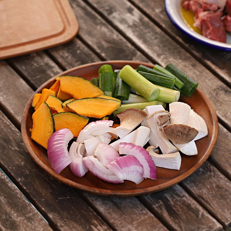 대파는 5센치 길이로 자르고, 단호박은 껍질 째 깨끗이 씻어 대파 길이에 맞춰 한 입 크기로 잘라주세요. 적양파와 새송이 버섯도 비슷한 크기로 잘라주세요.