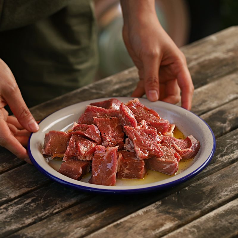 채끝살은 키친타월로 핏물을 제거 한 후 한 입 크기로 잘라주세요. 허브솔트와 올리브오일을 골고루 발라 밑간을 해주세요. 볼에 바베큐 소스 재료를 넣어 섞어주세요.