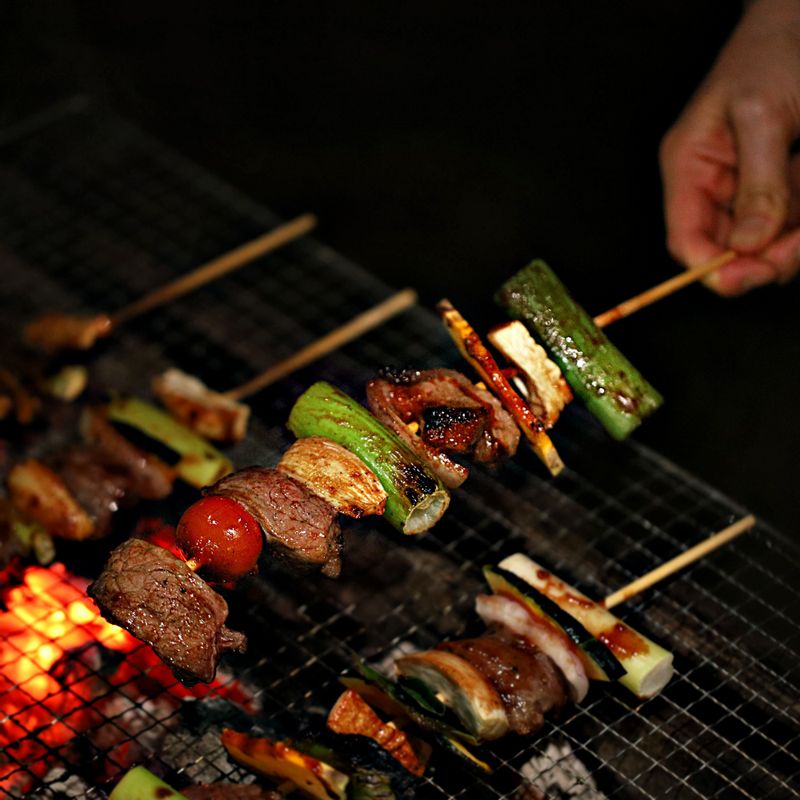 달군 팬에 꼬치를 앞 뒤로 노릇하게 구워주세요. 바비큐 소스를 바른 후 맛있게 즐겨주세요.
