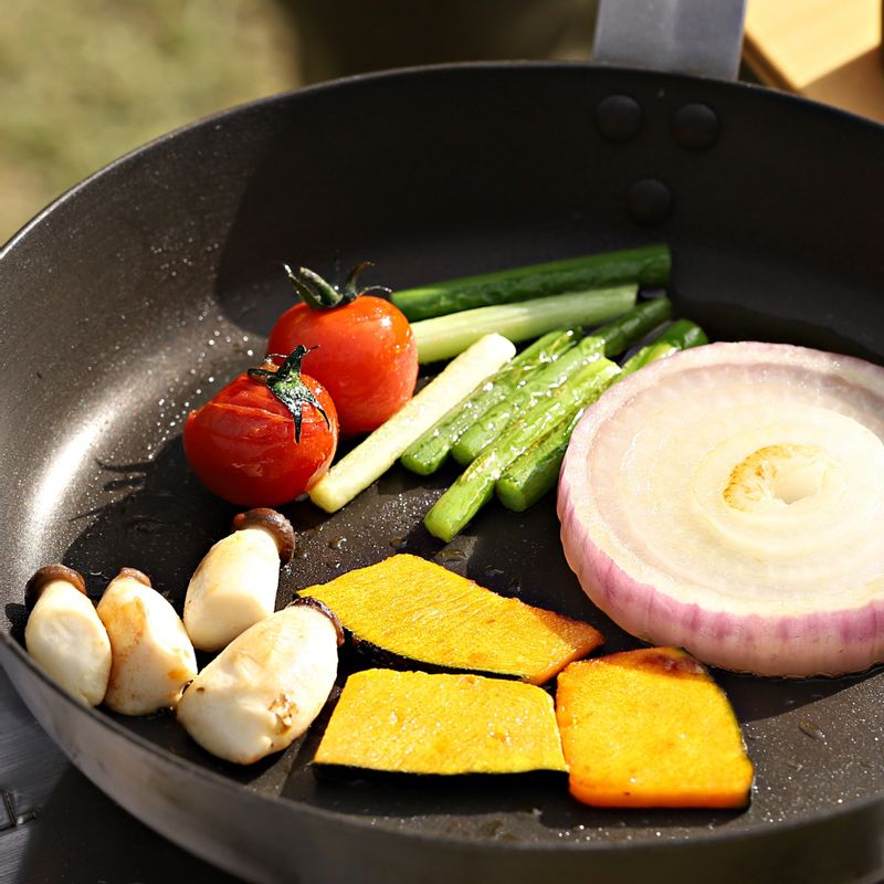 적양파는 껍질을 벗긴 후 2센치 두께의 링으로 큼지막하게 썰고, 마늘쫑은 6센치 길이로 썰어주세요. 단호박은 한 입크기로 썰어주세요. 볼에 소스 재료를 넣어 섞어주세요.