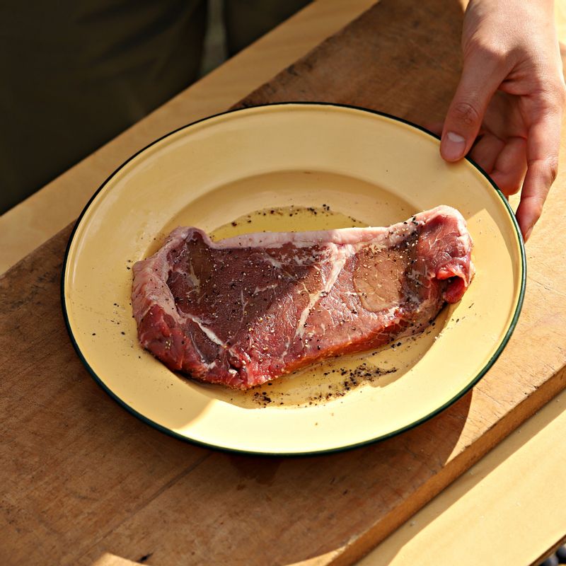 쇠고기는 키친타올에 올려 핏물을 제거하고, 올리브유와 소금, 후춧가루를 뿌려 5분 정도 재워주세요.