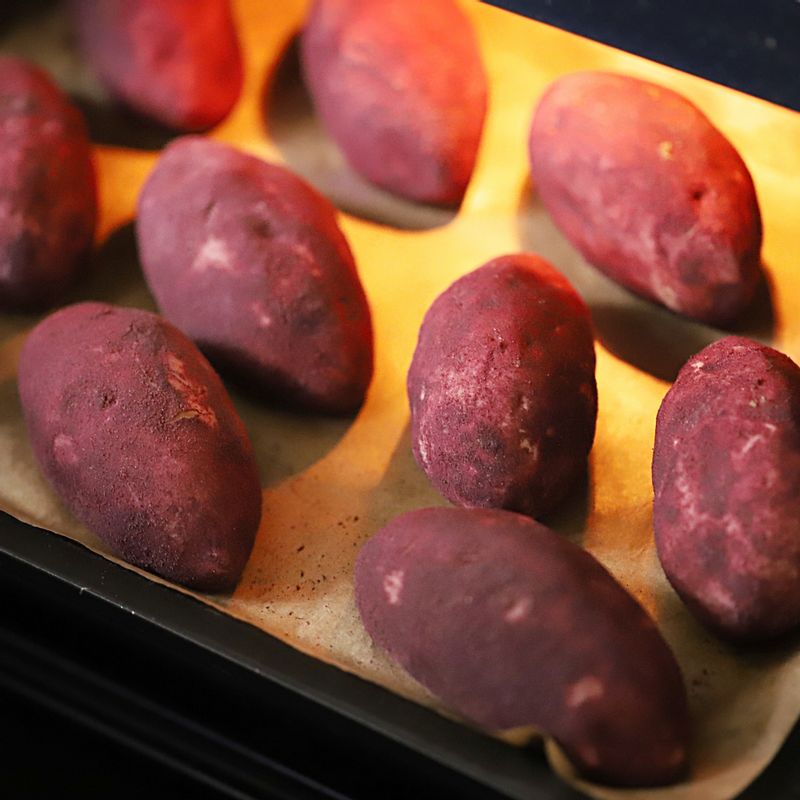 오븐팬에 반죽을 올린 후 젓가락으로 고구마 모양을 만들어주세요. 180도로 예열된 오븐에서 15~20분 정도 구워 완성해주세요.