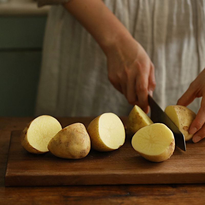 감자는 깨끗이 씻어 반으로 자르고 찜통에 넣어 30분 정도 쪄주세요.