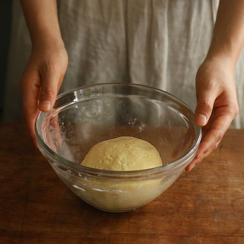 식용유와 실온 버터를 넣어 섞어주세요. 반죽을 랩으로 감싼 후 20~30분 정도 냉장고에 넣어 휴지시켜주세요.