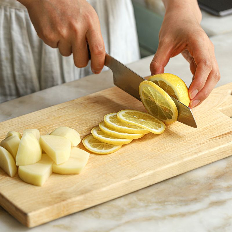 감자는 깨끗이 씻어 적당한 크기로 자르고, 레몬은 껍질 째 깨끗이 씻어 얇게 슬라이스해주세요.