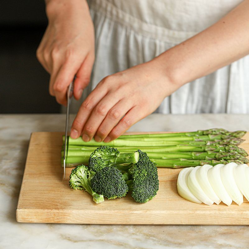 아스파라거스는 밑동을 잘라내고 필러로 껍질을 벗겨주세요. 양파는 채썰고, 브로콜리는 먹기 좋은 크기로 잘라주세요.