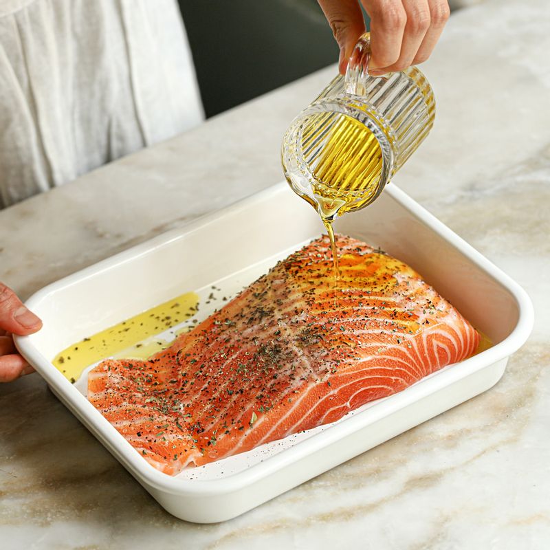 트레이에 연어와 밑간 재료를 넣어 10분 정도 밑간을 해주세요.