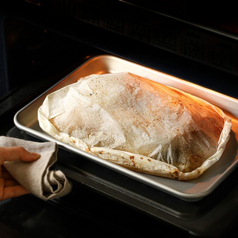 180도로 예열된 오븐에서 20분간 구워주세요.
(tip.전자레인지에 돌릴경우 5분, 에어프라이어 사용 시 180도 15분 정도 돌려주세요.)