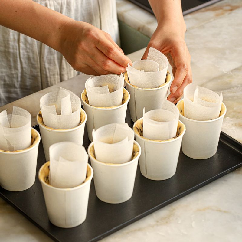 종이 호일을 종이컵보다 길게 잘라 종이컵 안쪽에 맞춰 넣어주세요.
(부풀어 오르는 것을 방지해줍니다.)