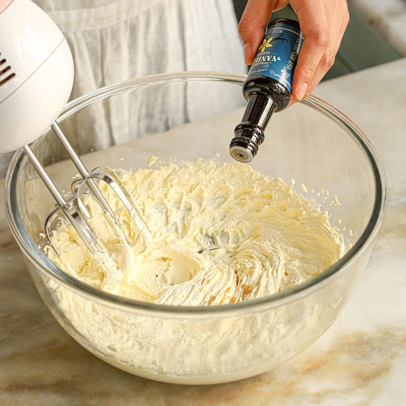 버터가 어느 정도 녹으면 설탕, 소금, 바닐라 익스트랙을 넣고 거품기로 잘 섞어주세요.