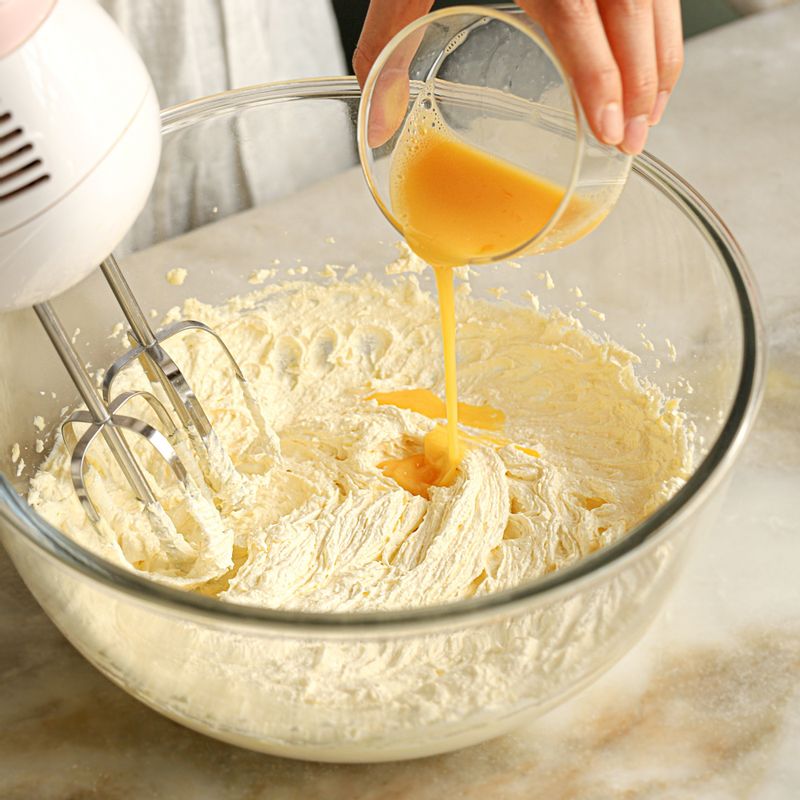 설탕과 버터가 잘 섞이면 미리 풀어놓은 계란을 조금씩 나눠 넣고 잘 섞어주세요.