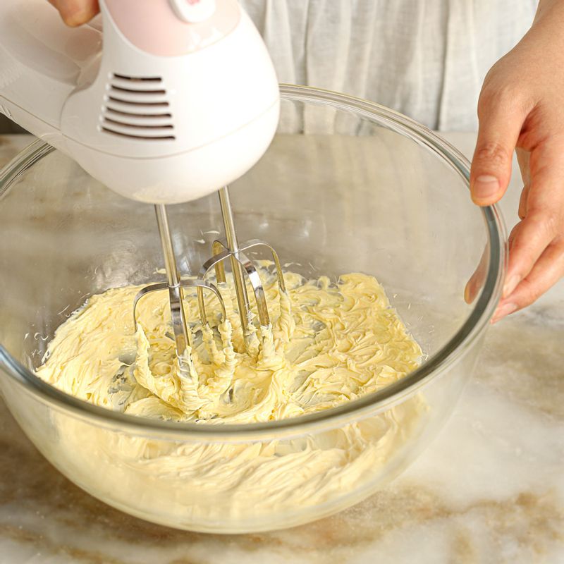 볼에,버터를 넣고 20-30초간 휘핑기로 부드럽게 풀어주세요.