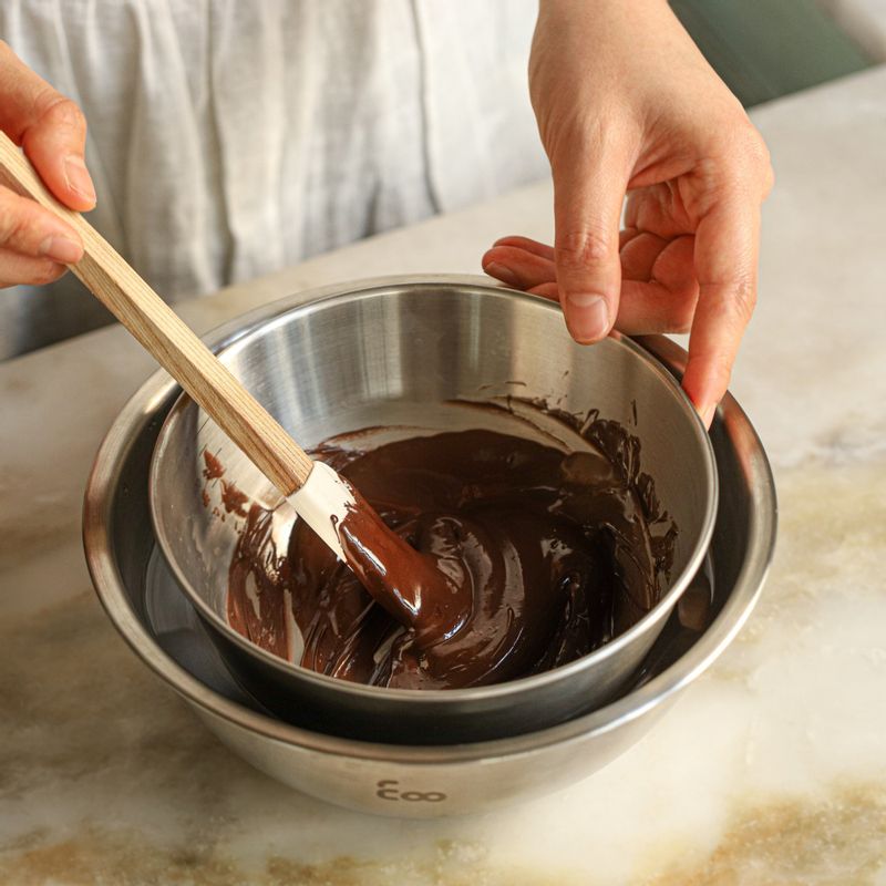 다크 초코칩은 중탕 후 완성 된 쿠키컵 안쪽에 골고루 바른 뒤 굳혀주세요.