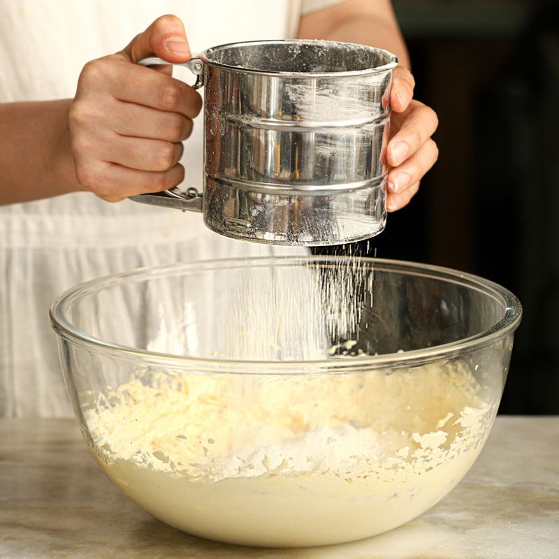 중력분과 박력분은 체에 쳐서 넣고 주걱으로 자르듯이 섞어주세요.