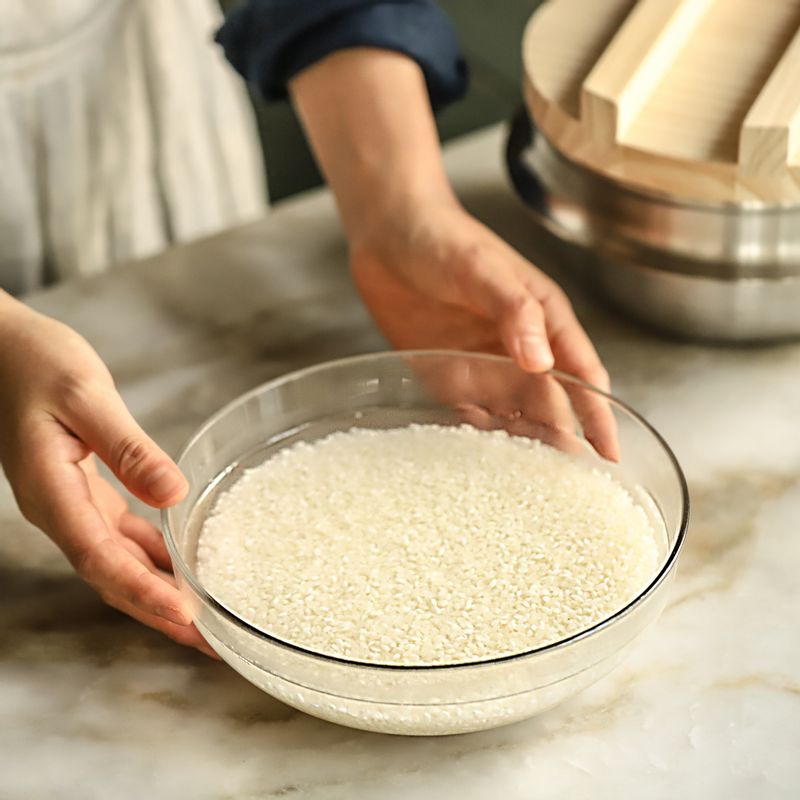 쌀은 깨끗이 씻어서 30분 정도 불려주세요.