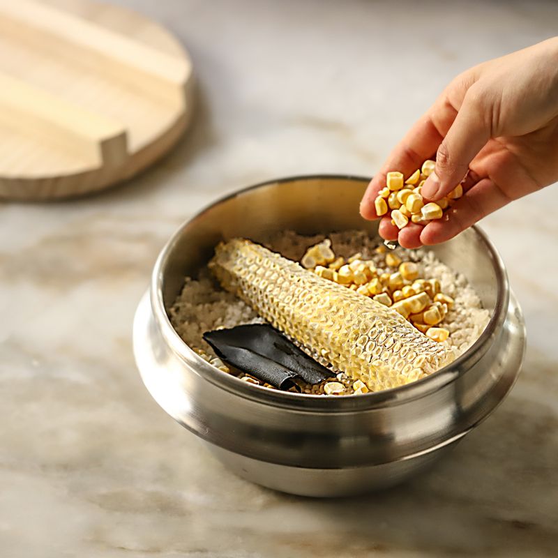 냄비에 쌀과 옥수수 심지, 옥수수 알맹이, 다시마,소금을 넣고 물을 넣어주세요.
(tip. 옥수수 심지에서 옥수수 과 단맛이 많이 나오기 때문에 같이 넣고 밥을 짓는 게 좋아요.)