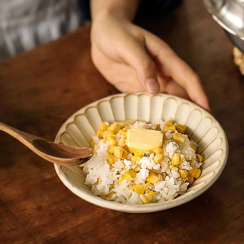 다시마와 옥수수 심지를 뺀 후 골고루 섞어 뜨거울 때 버터를 얹어 맛있게 즐겨주세요.
(tip. 기호에 따라 장조림과 달걀 후라이 등을 함께 먹어도 맛있게 드실 수 있답니다.)