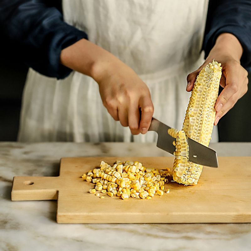옥수수는 껍질을 벗긴 후 깨끗이 씻어 알맹이 부분만 칼로 잘라주세요.