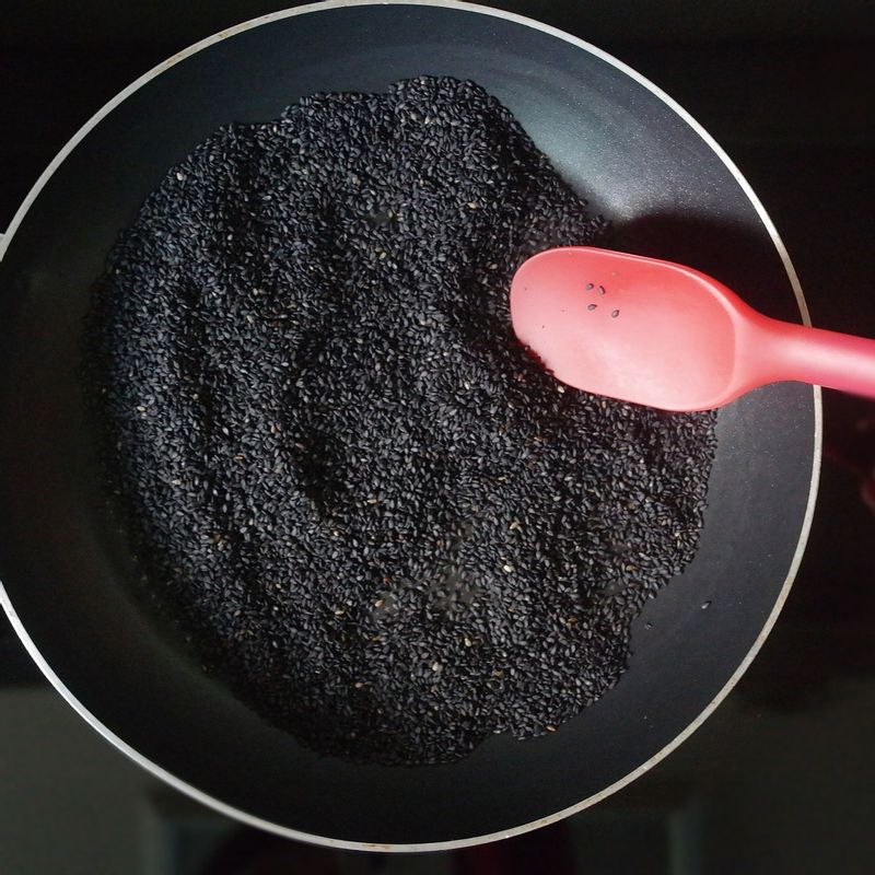 흑임자를 팬에 바싹 볶아주세요.