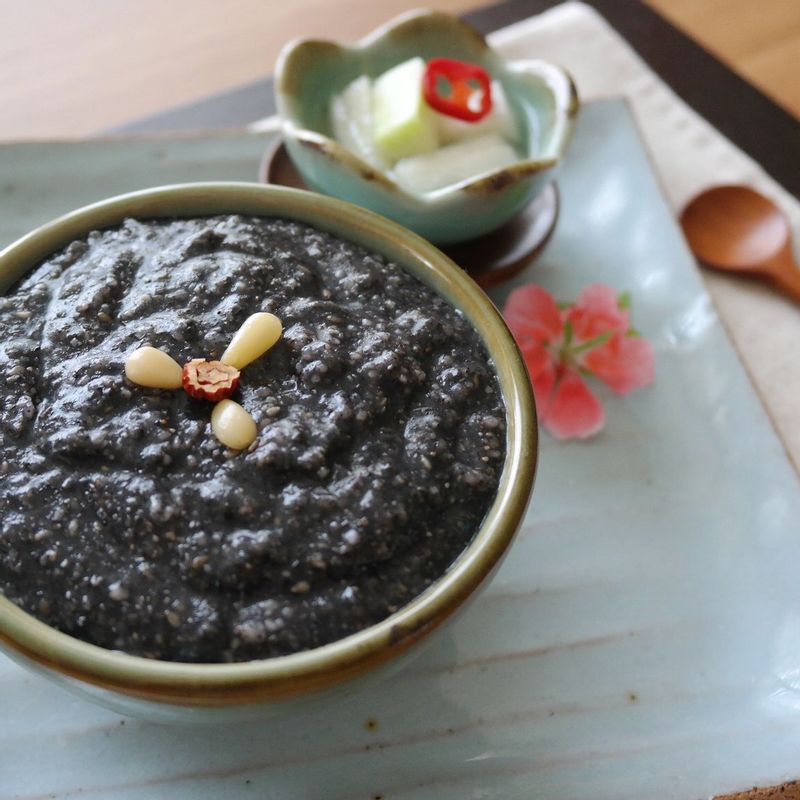 설탕과 소금으로 간을 하고 잣을 올려주세요.